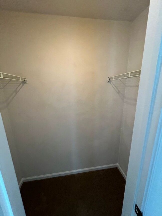 Building Photo - Large spacious Townhouse just blocks from ...