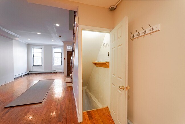 Building Photo - Four Bed Graduate Hospital Home