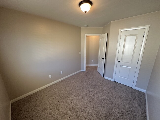 Building Photo - "Charming 3-Bed Townhouse in Cedar City – Spacious 1365 Sq Ft with 2.5 Baths!"