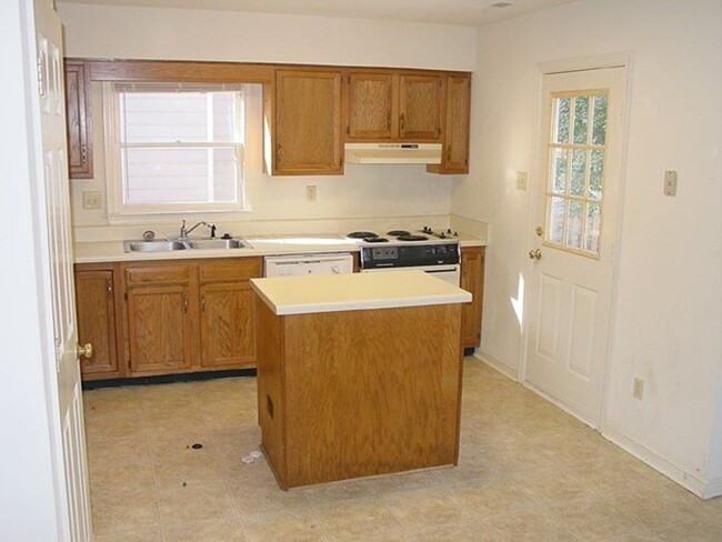 Building Photo - SPACIOUS 4 BEDROOM 2 BATH IN INNSBROOK!!