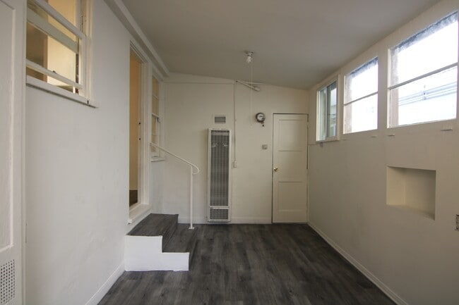 Building Photo - 507 S Verdugo Rd