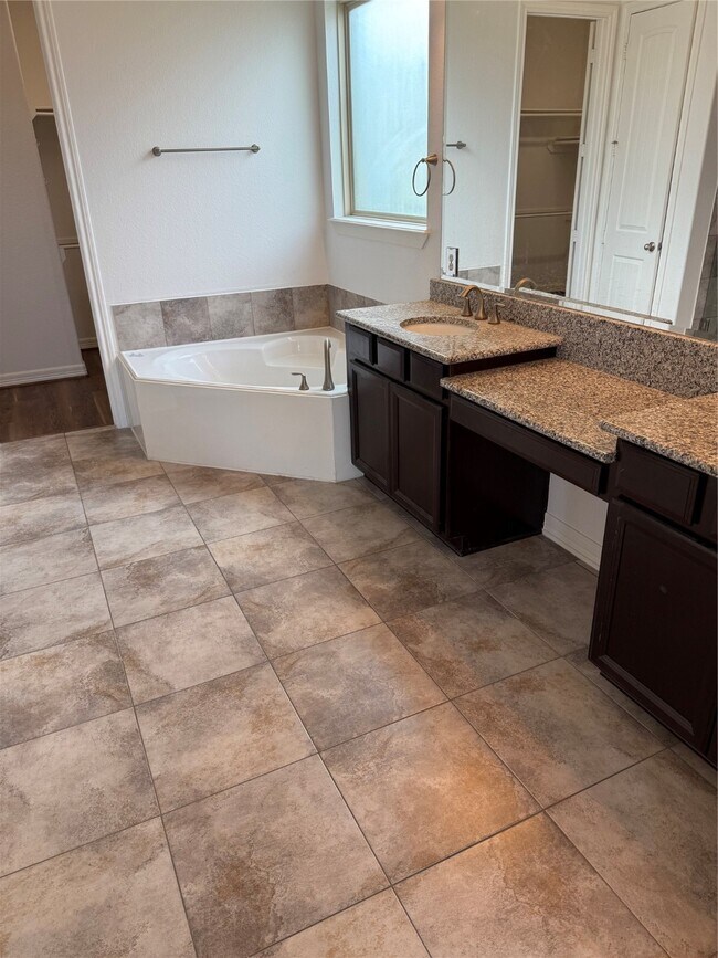 Building Photo - 1215 Redstone Glen Ln