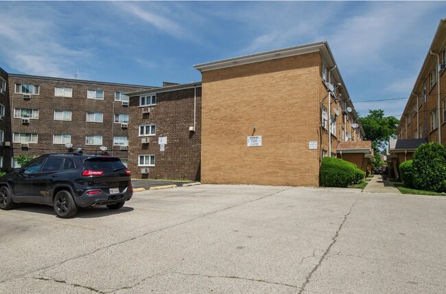 Building Photo - 4826 N Linder Ave