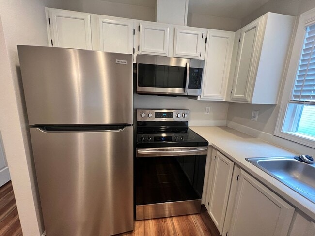 Building Photo - Gorgeous 2 Bed 1.5 Bath Condo For Rent