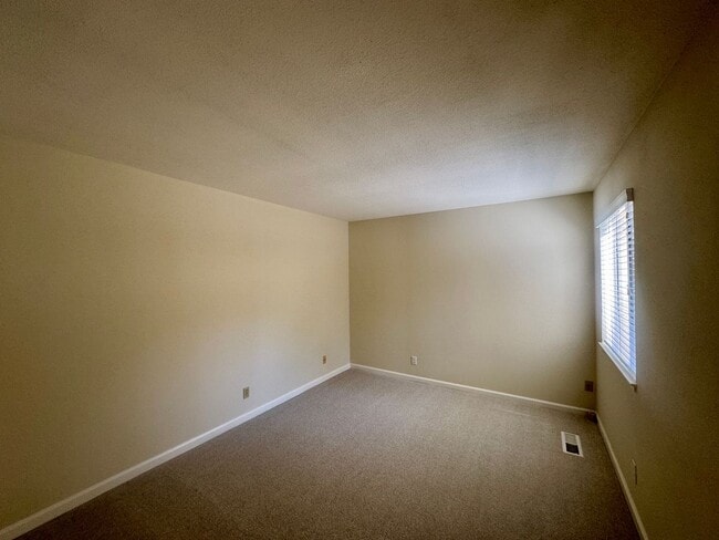 Building Photo - Spacious Townhouse in the Desired Bancroft...