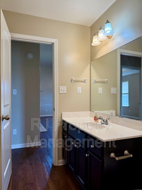 Building Photo - 5520 Kaitlyn Dr E