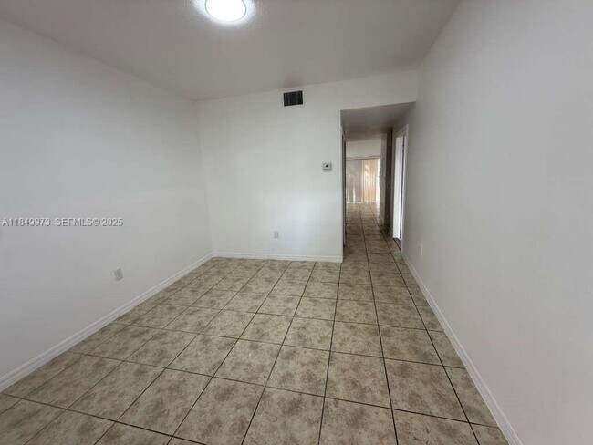 Building Photo - 820 SW 6th Ct