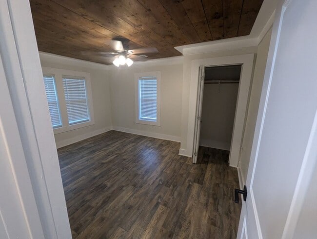 Building Photo - 401 E Brier St