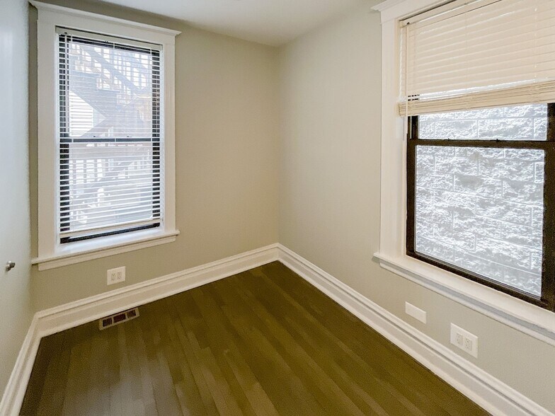 Building Photo - 1320 W Diversey Pky