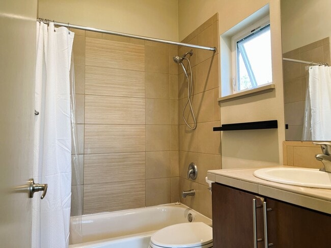 Building Photo - Charming North Beacon Hill 3 bed/2.5 bath ...