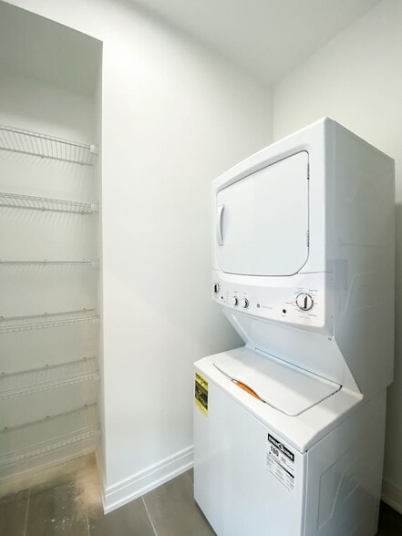 Building Photo - 1058 W Cornelia Ave