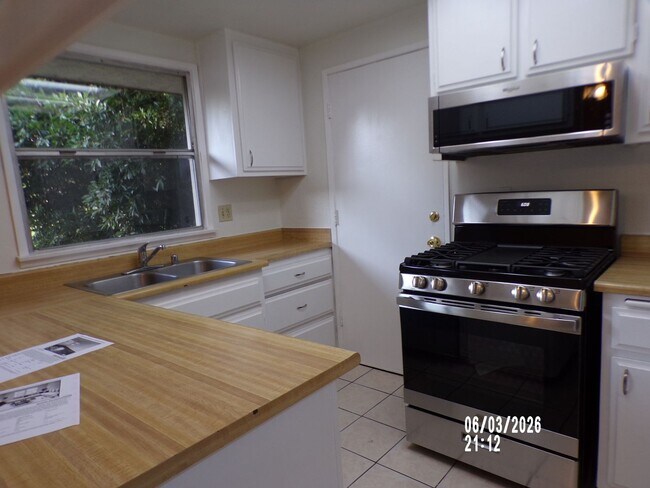 Building Photo - 5832 Bowcroft St