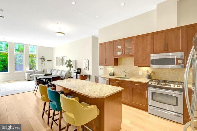 Building Photo - 8220 Crestwood Heights Dr