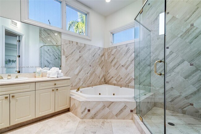 Building Photo - 709 Idlewyld Dr