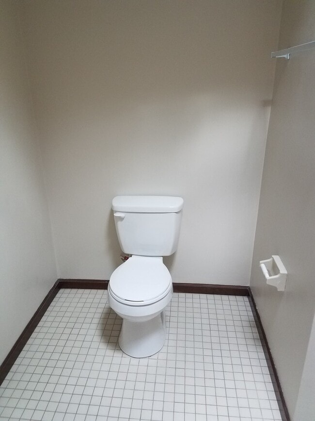 Building Photo - Beautiful 2-bedroom, 1-1/2 bath 2 Level Du...