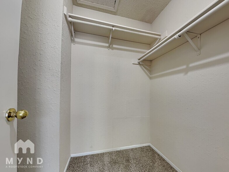 Building Photo - 2214 Creekside Ln