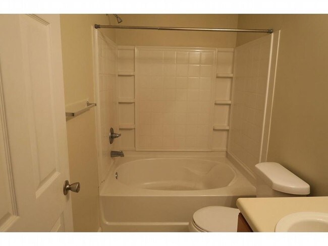 Building Photo - Ready to Move In Townhome in Waldrop Station