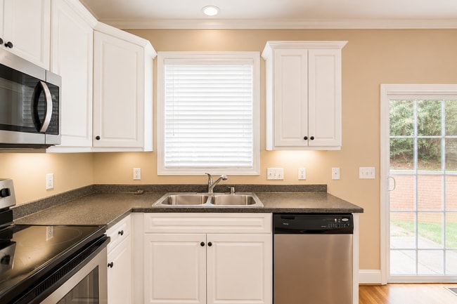 Building Photo - 2-Bedroom Townhome with Private Patio in the Heart of Cookeville