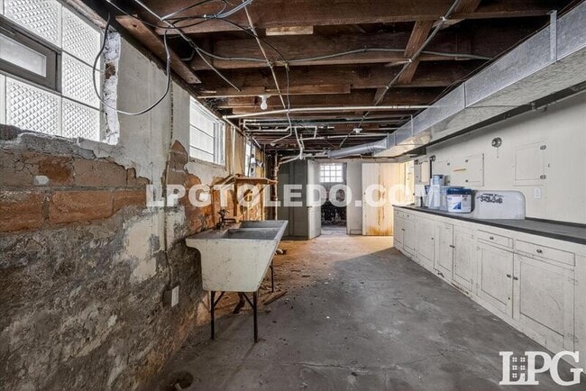 Building Photo - 4136 N Lockwood Ave