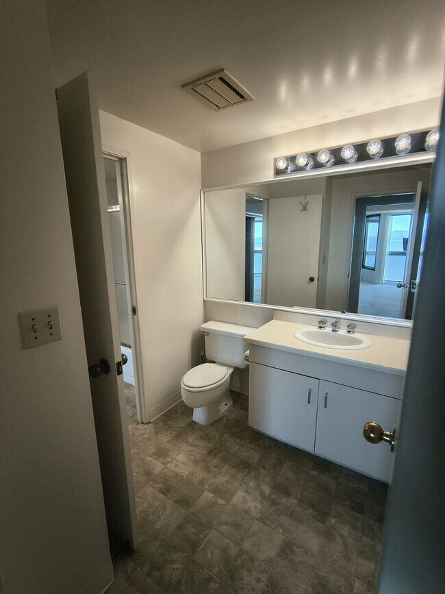 Building Photo - 1BD/1BATH Condo Available in Pacific Park Plaza