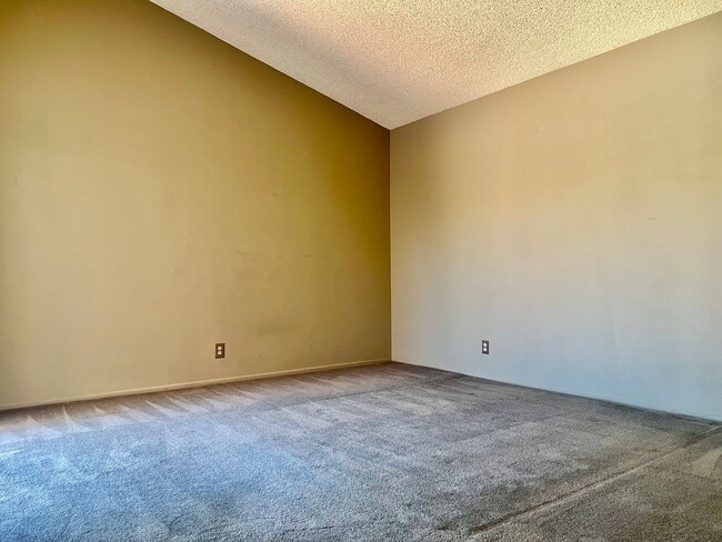 Building Photo - AVAILABLE NOW! 3 Bedroom 2 Bathroom POOL H...