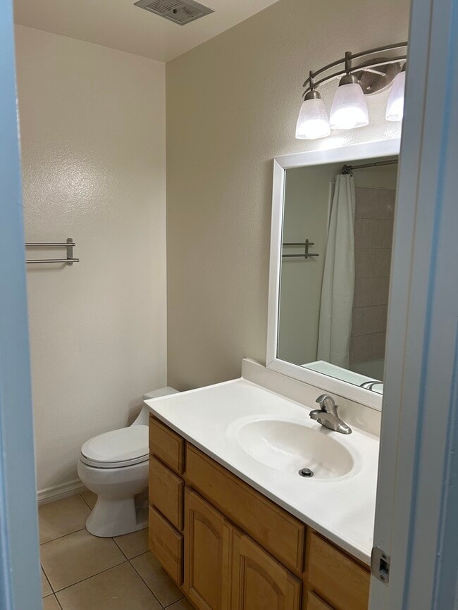 Building Photo - GREAT UPSTRS CONDO FOR LEASE!