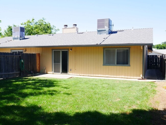 Building Photo - Cozy 2 Bed 2 Bath 950sq. ft. Duplex in Elk Grove