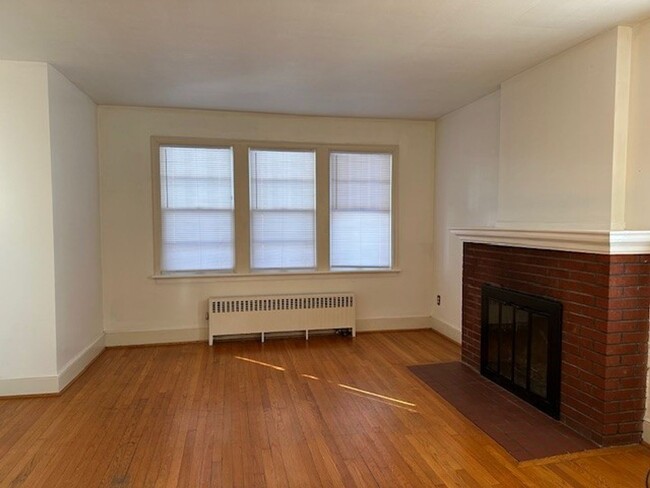 Building Photo - Welcome to our cozy 1st floor 2-bedroom, 1...