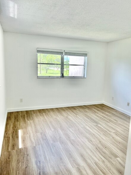 Building Photo - 2431 SW 82nd Ave