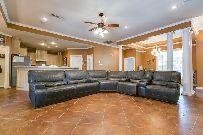 Building Photo - NOW AVAILABLE - Beautiful 3-Bedroom Home in the Southland Neighborhood!