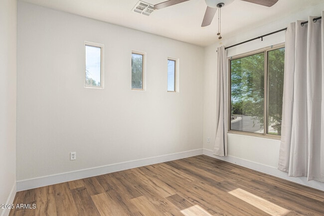 Building Photo - 602 W Canary Way