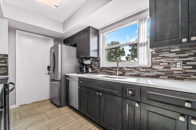 Building Photo - 2037 S Seacrest Blvd