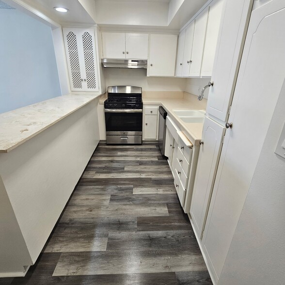 Building Photo - 10527 Palms Blvd