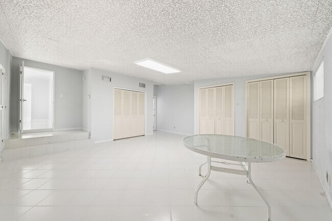 Building Photo - 2612 Marion Dr