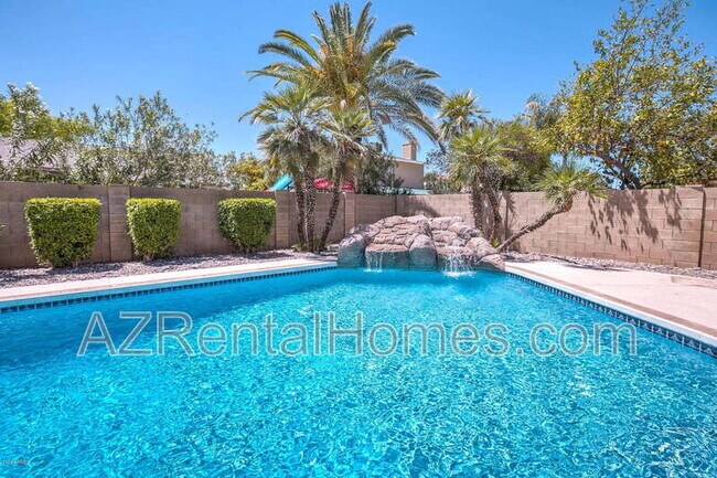 Building Photo - 1033 W Madero Ave