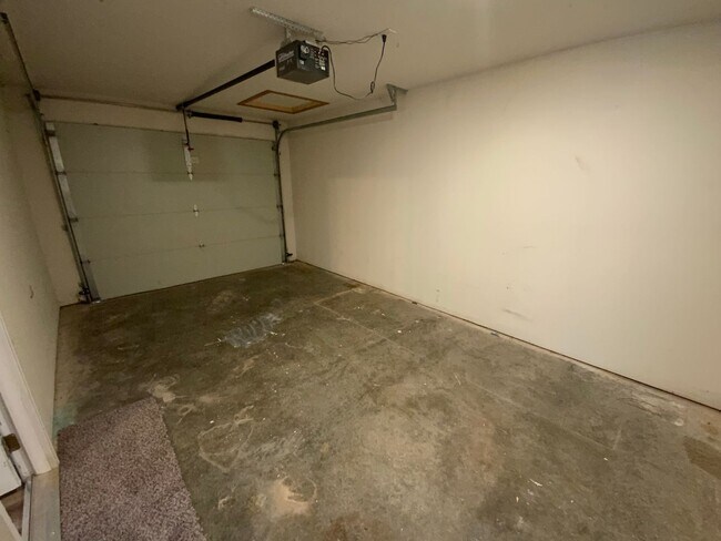 Building Photo - 4 Bedroom newly remodeled Duplex