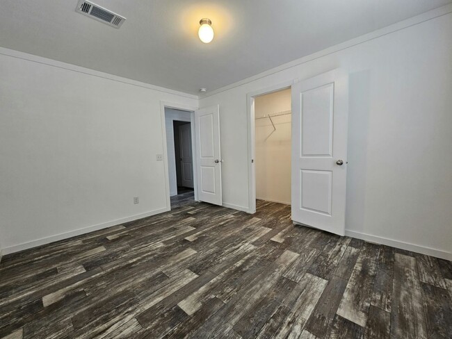 Building Photo - 6700 Hidden Oaks Dr