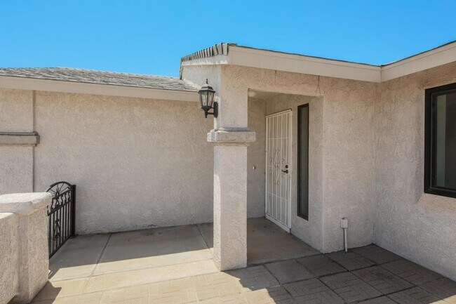 Building Photo - Unfurnished Long Term House! Price Adjustm...