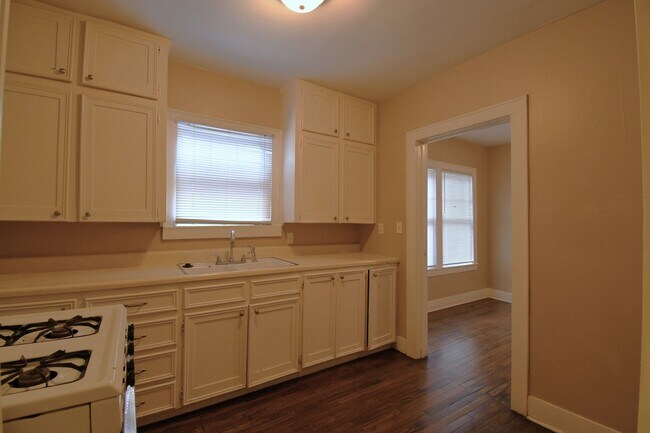 Building Photo - 502 S Fannin Ave