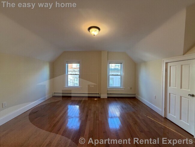 Building Photo - 102 Sycamore St