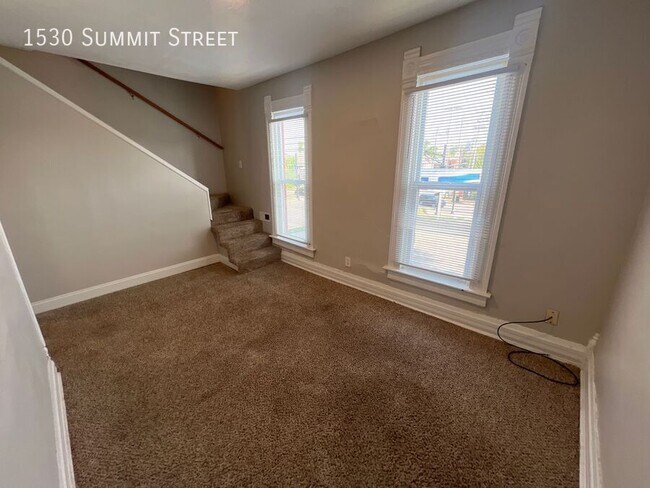 Building Photo - 1530 Summit St