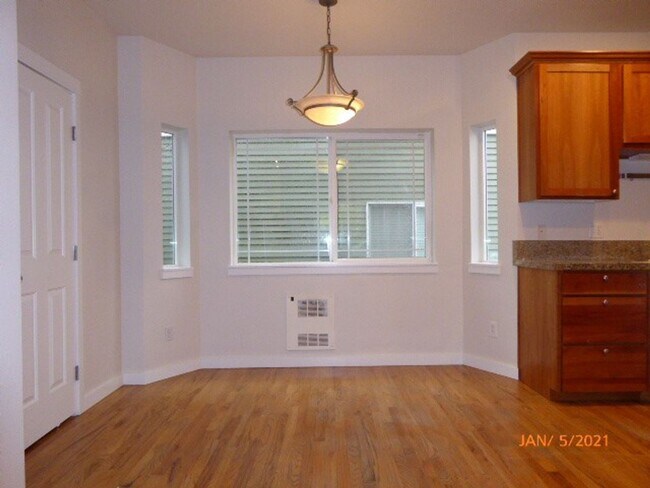 Building Photo - Beautiful 3 Bed 2.5 Bath Townhome in Roosevelt, Seattle