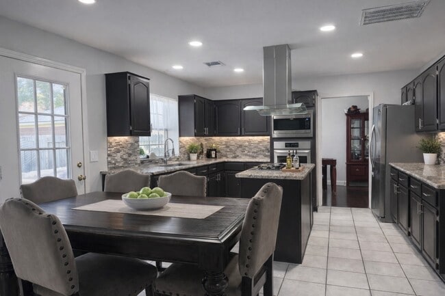 Building Photo - 16910 Country Bridge Rd