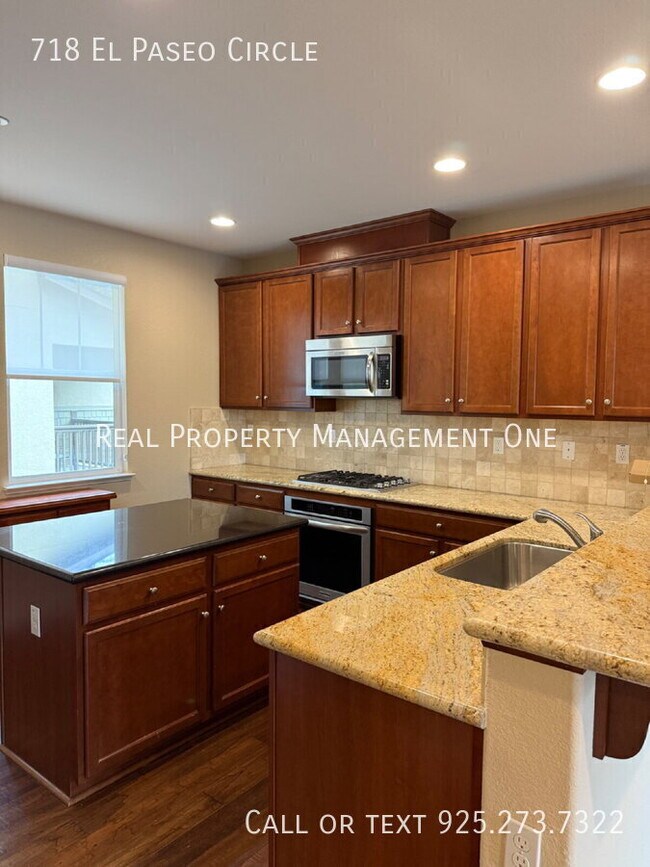 Building Photo - 718 El Paseo Cir