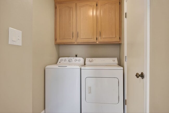 Building Photo - 5 Bed, 2.5 Bath Home in the Heart of Red Mill Farms