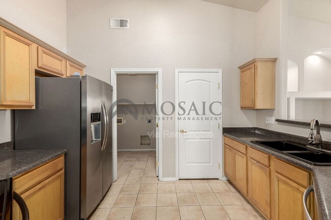 Building Photo - 1260 S Lindsay Rd