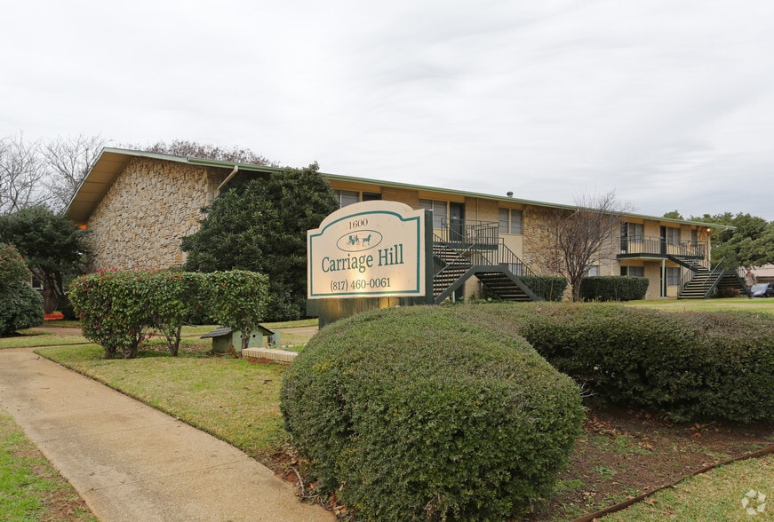 Primary Photo - Carriage Hill