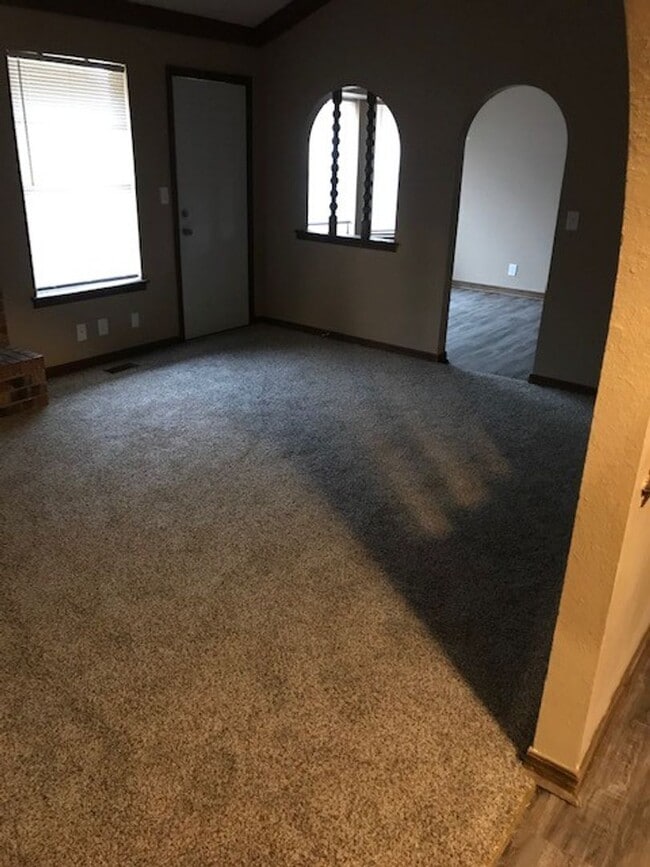 Building Photo - 3 bedroom 2 bath home