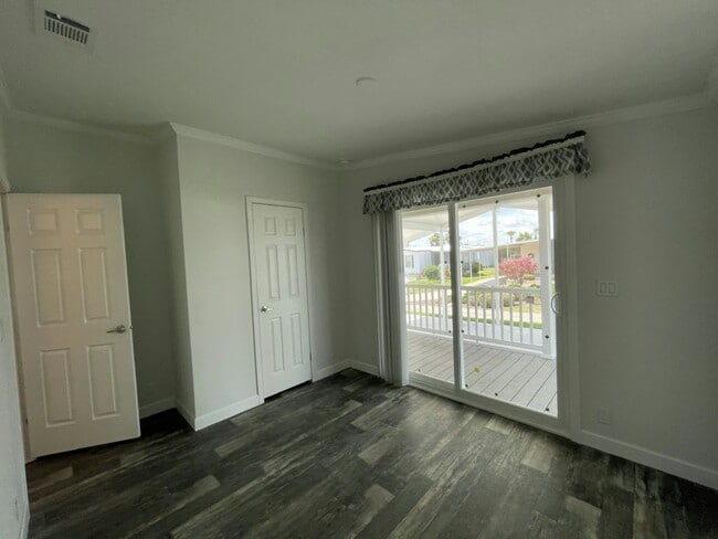 Building Photo - 990 E Orinoco Ave