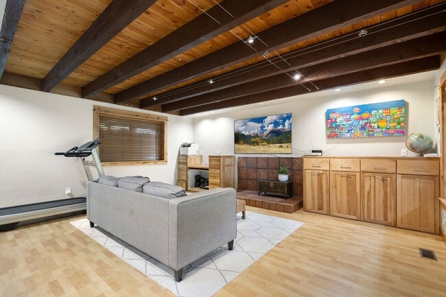 Building Photo - SW Bend Reverse-Living Home on .36 Acres | 5 Bedrooms | 3 Bathrooms